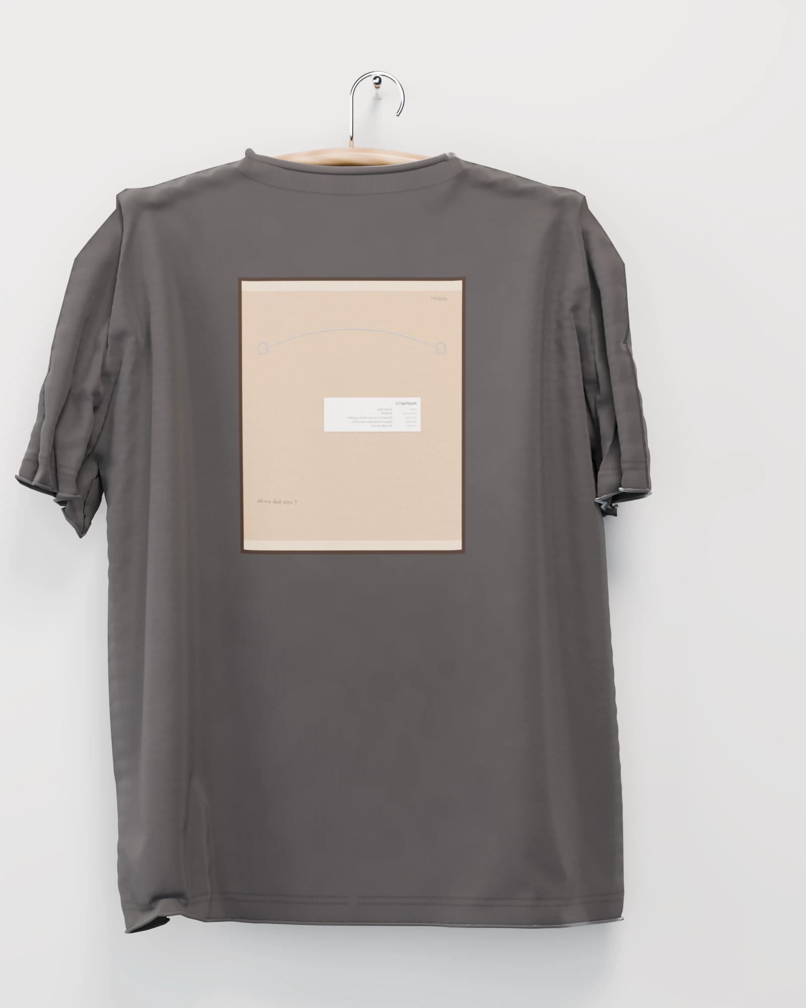Polera color grafito lavado vista por detrás, la espalda con el reverso de la obra estampado: el respaldo de papel kraft con su alambre y su etiqueta de inventario