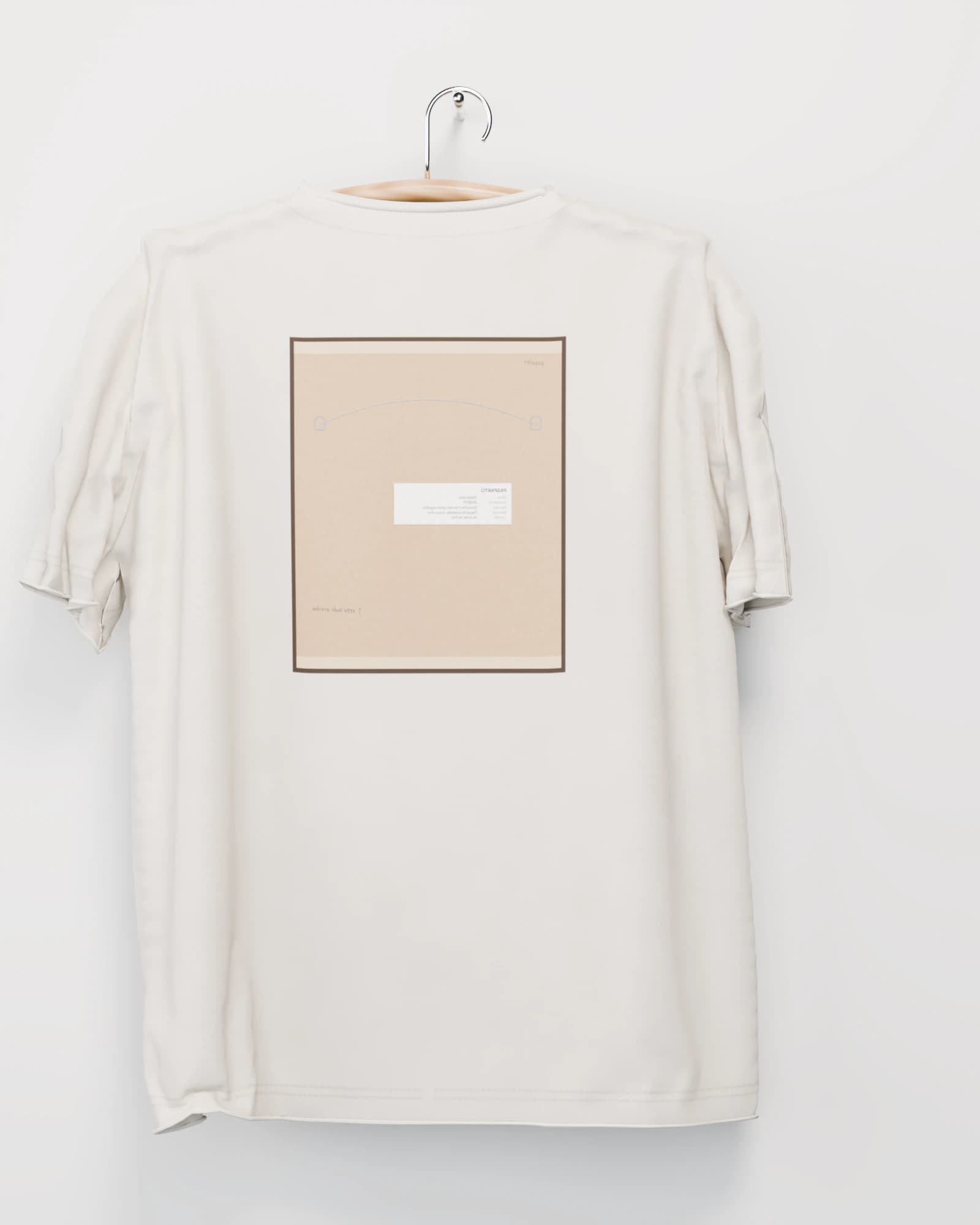 Polera color hueso vista por detrás, la espalda con el reverso de la obra estampado: el respaldo de papel kraft con su alambre y su etiqueta de inventario