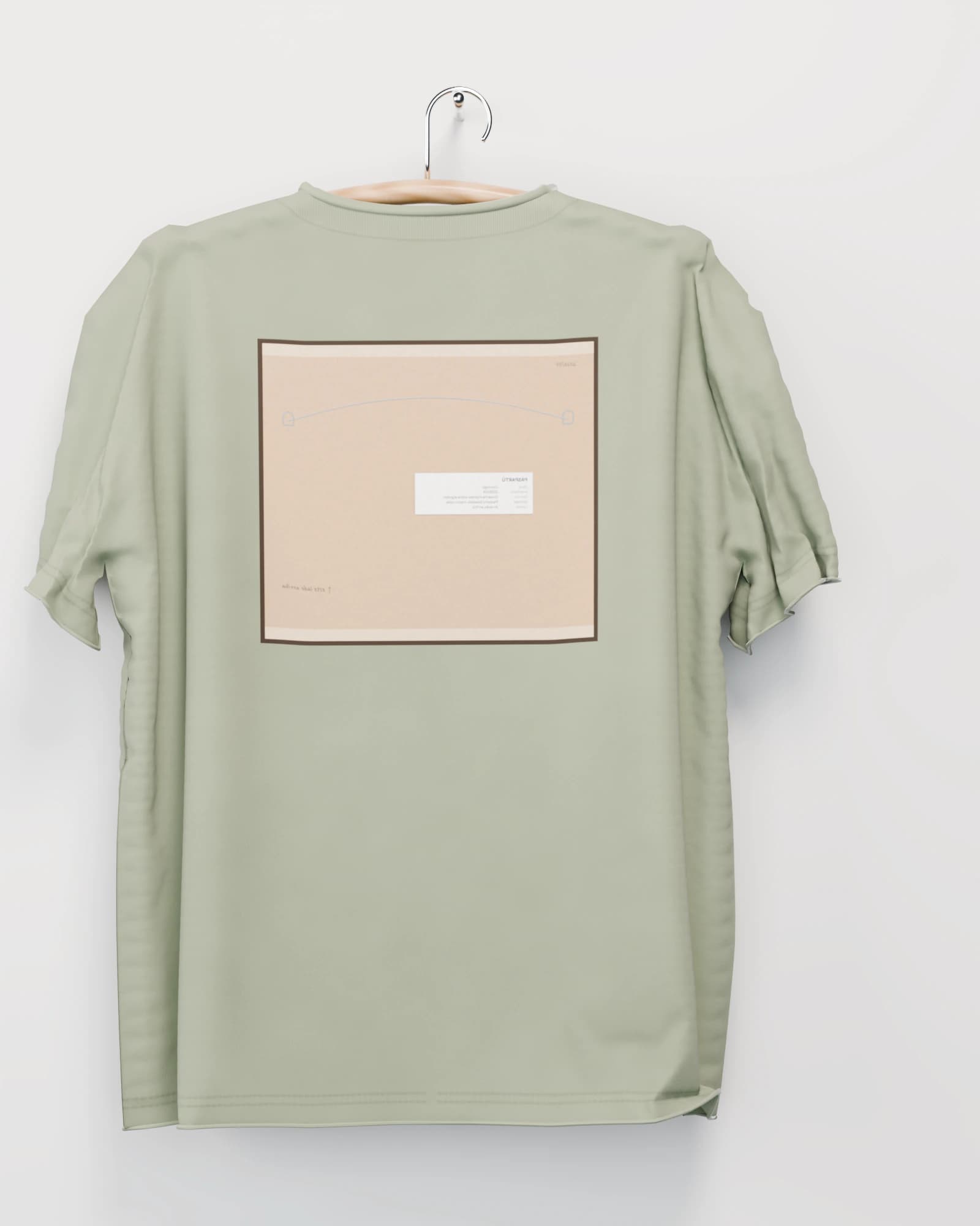Polera color salvia vista por detrás, la espalda con el reverso de la obra estampado: el respaldo de papel kraft con su alambre y su etiqueta de inventario
