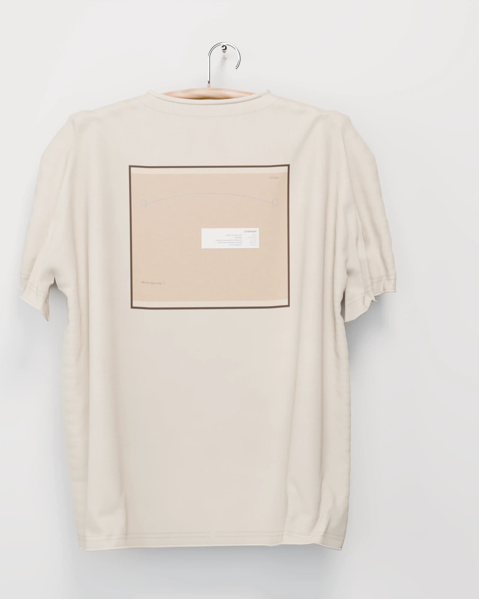 Polera color arena vista por detrás, la espalda con el reverso de la obra estampado: el respaldo de papel kraft con su alambre y su etiqueta de inventario
