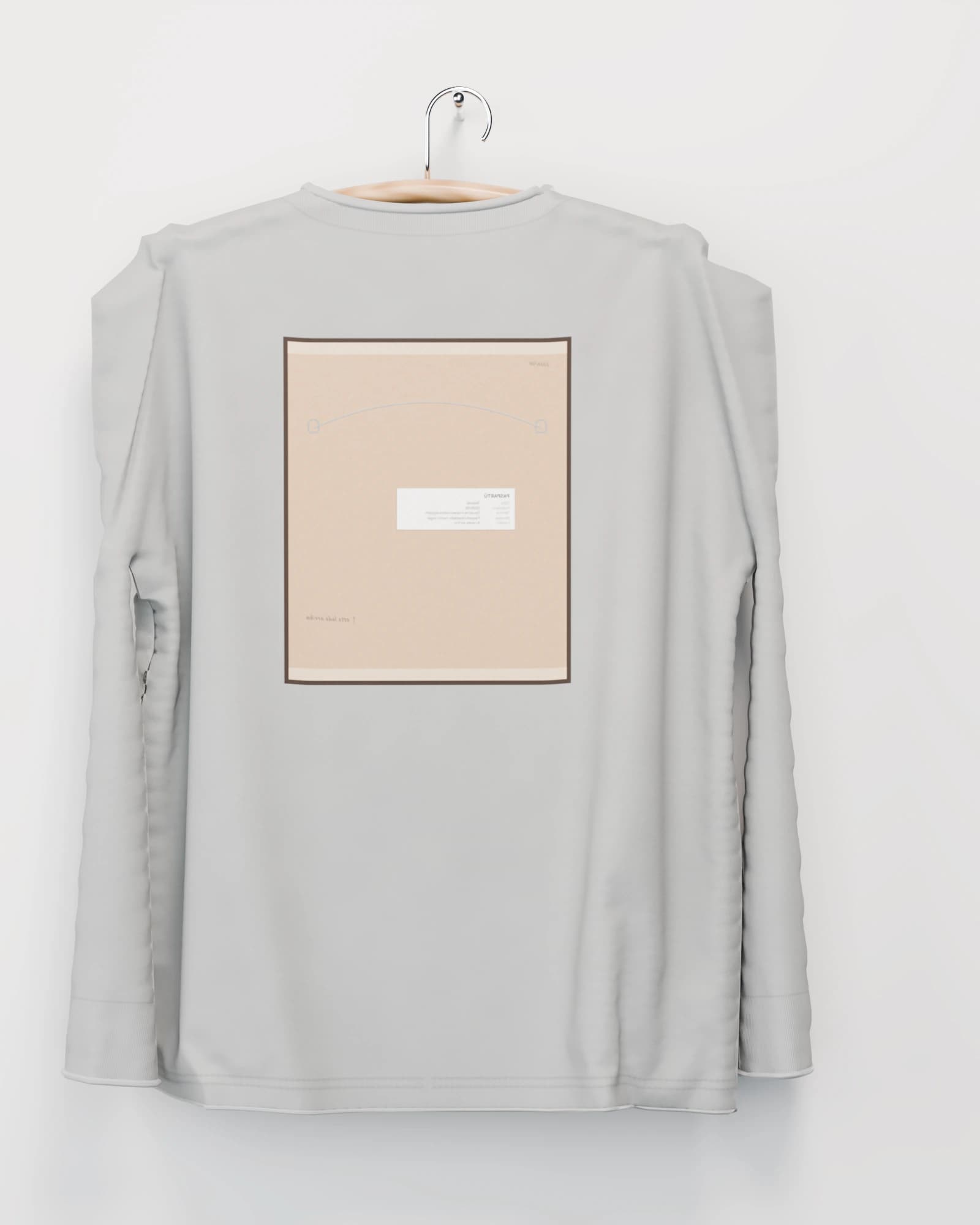 Polera manga larga color gris niebla vista por detrás, la espalda con el reverso de la obra estampado: el respaldo de papel kraft con su alambre y su etiqueta de inventario